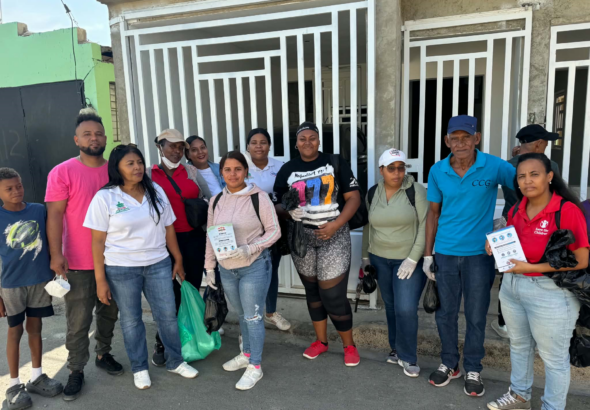 Brigadas realizan fumigación, descacharrización y entrega de agua durante jornada preventiva en Villa Flores.