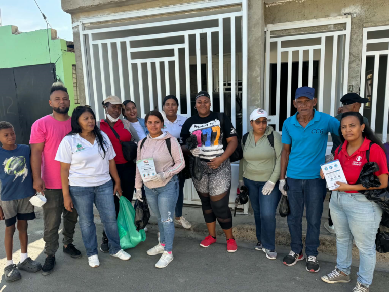 Brigadas realizan fumigación, descacharrización y entrega de agua durante jornada preventiva en Villa Flores.