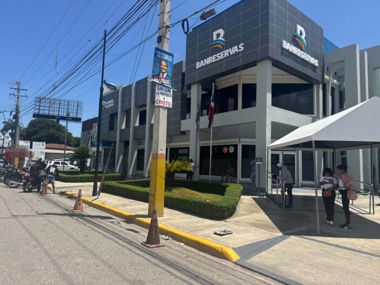 Fachada de una sucursal de Banreservas en San Juan de la Maguana. Imagen captada por el equipo de Show Maikol.
