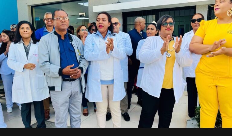 Médicos realizan paro de 24 horas en el Hospital Alejandro Cabral de San Juan en rechazo a la Ley 74-25