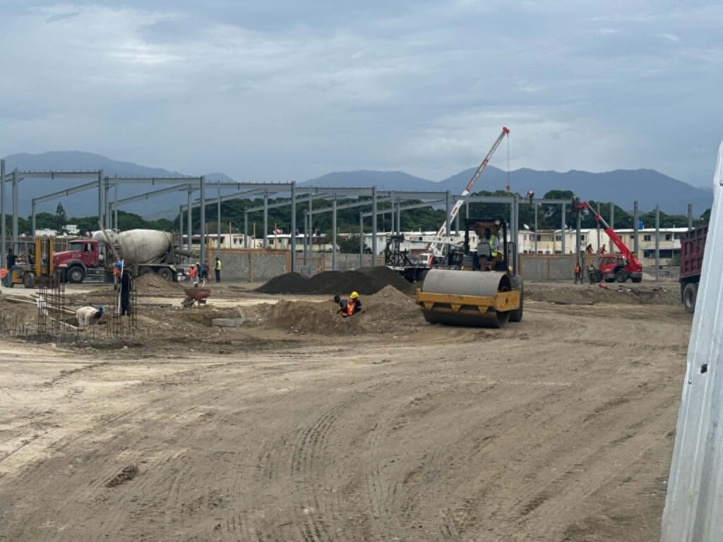 Vista del avance de la construcción de la nueva sucursal de Supermercados Bravo en San Juan de la Maguana. Imagen captada por el equipo de Show Maikol.